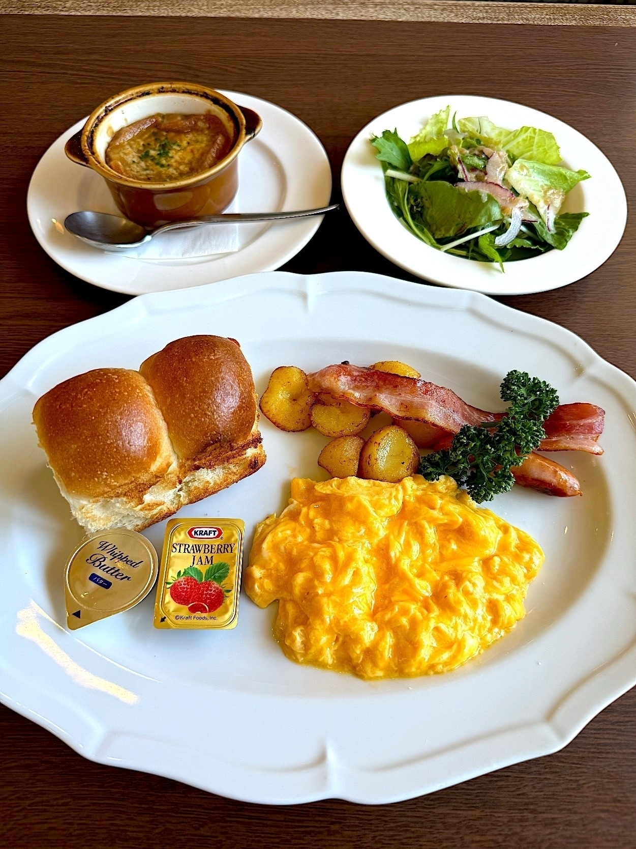 ロイヤルホストのオススメのメニュー「ロイヤルホストモーニング~オニオングラタンスープ・サラダ付~」