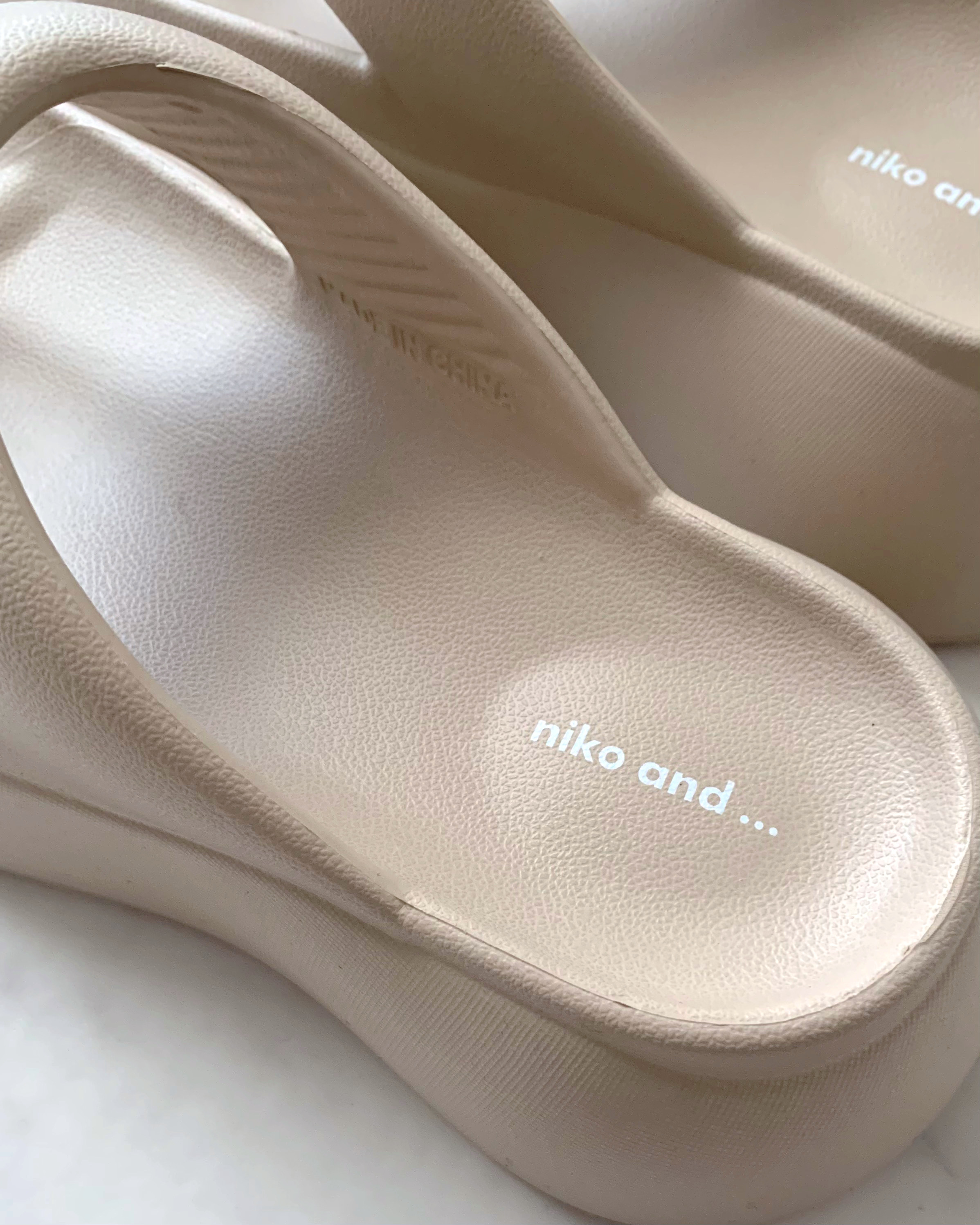 niko and&hellip;（ニコアンド）のおすすめファッションアイテム「オリジナルニコモコトングサンダル」