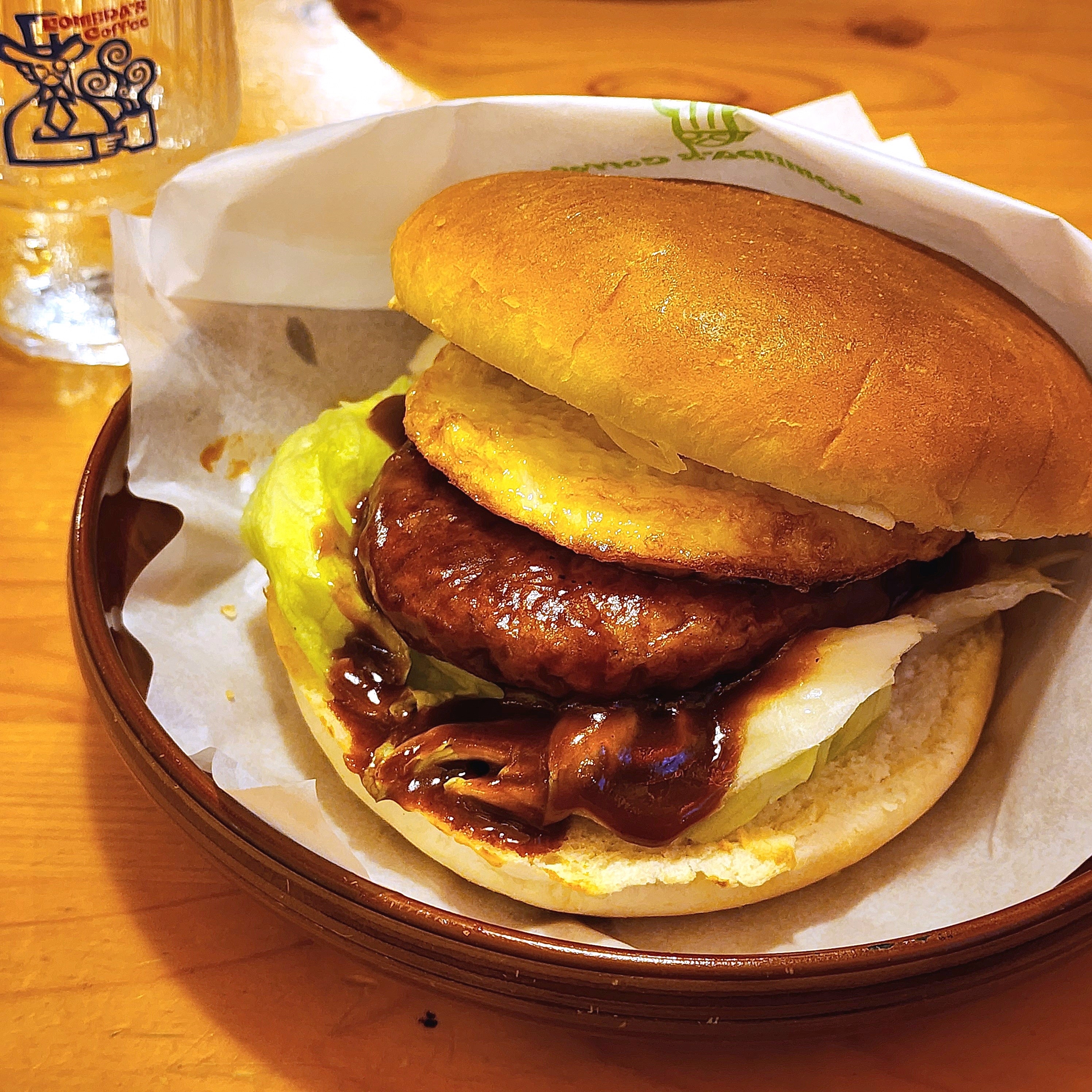 コメダ珈琲店のおすすめフード「ロコモコバーガー」