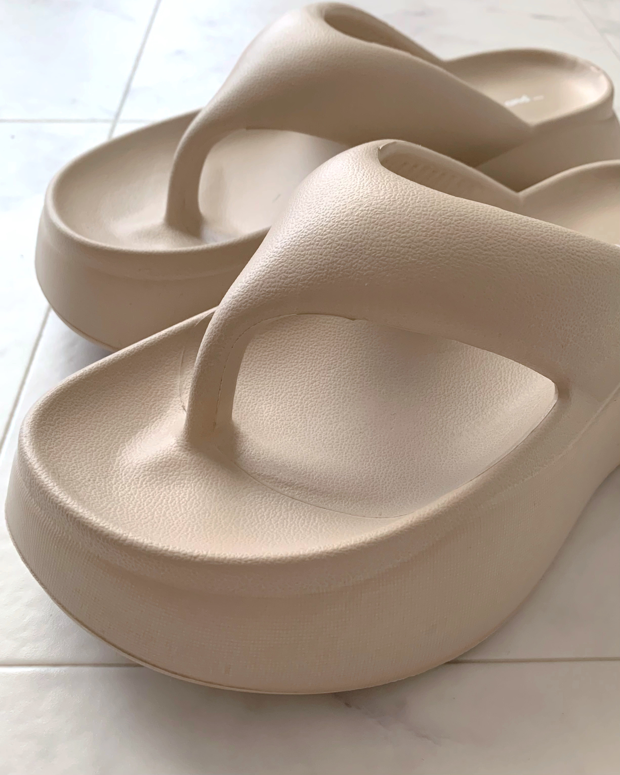 niko and&hellip;（ニコアンド）のおすすめファッションアイテム「オリジナルニコモコトングサンダル」