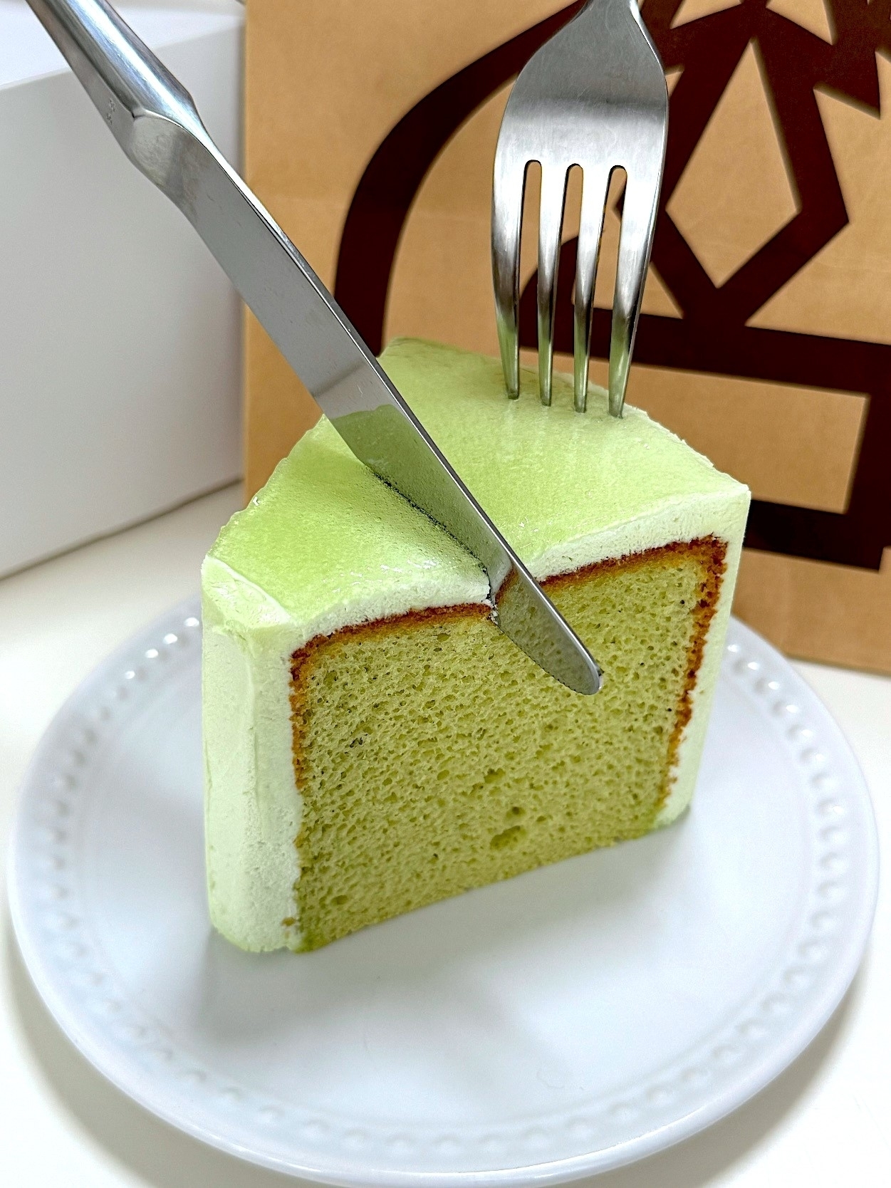 コメダ珈琲店のおすすめスイーツ「ふわる シャインマスカットシフォン」