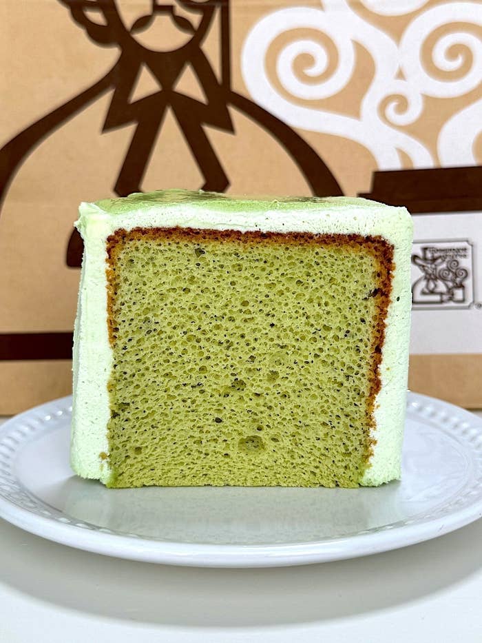 コメダ珈琲店のおすすめスイーツ「ふわる シャインマスカットシフォン」