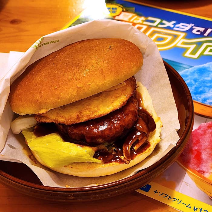 コメダ珈琲店のおすすめフード「ロコモコバーガー」