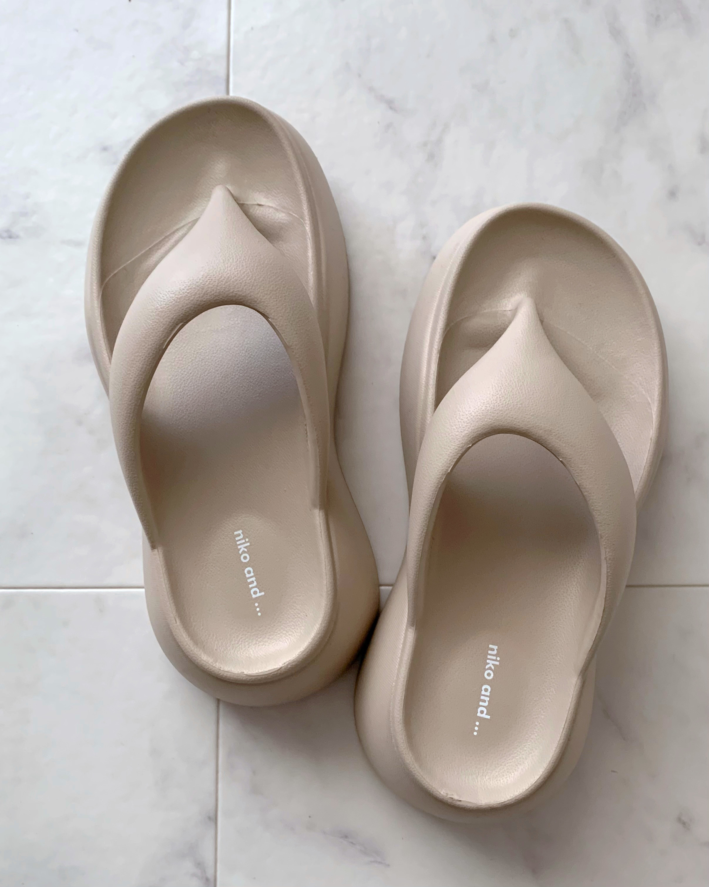 niko and&hellip;（ニコアンド）のおすすめファッションアイテム「オリジナルニコモコトングサンダル」