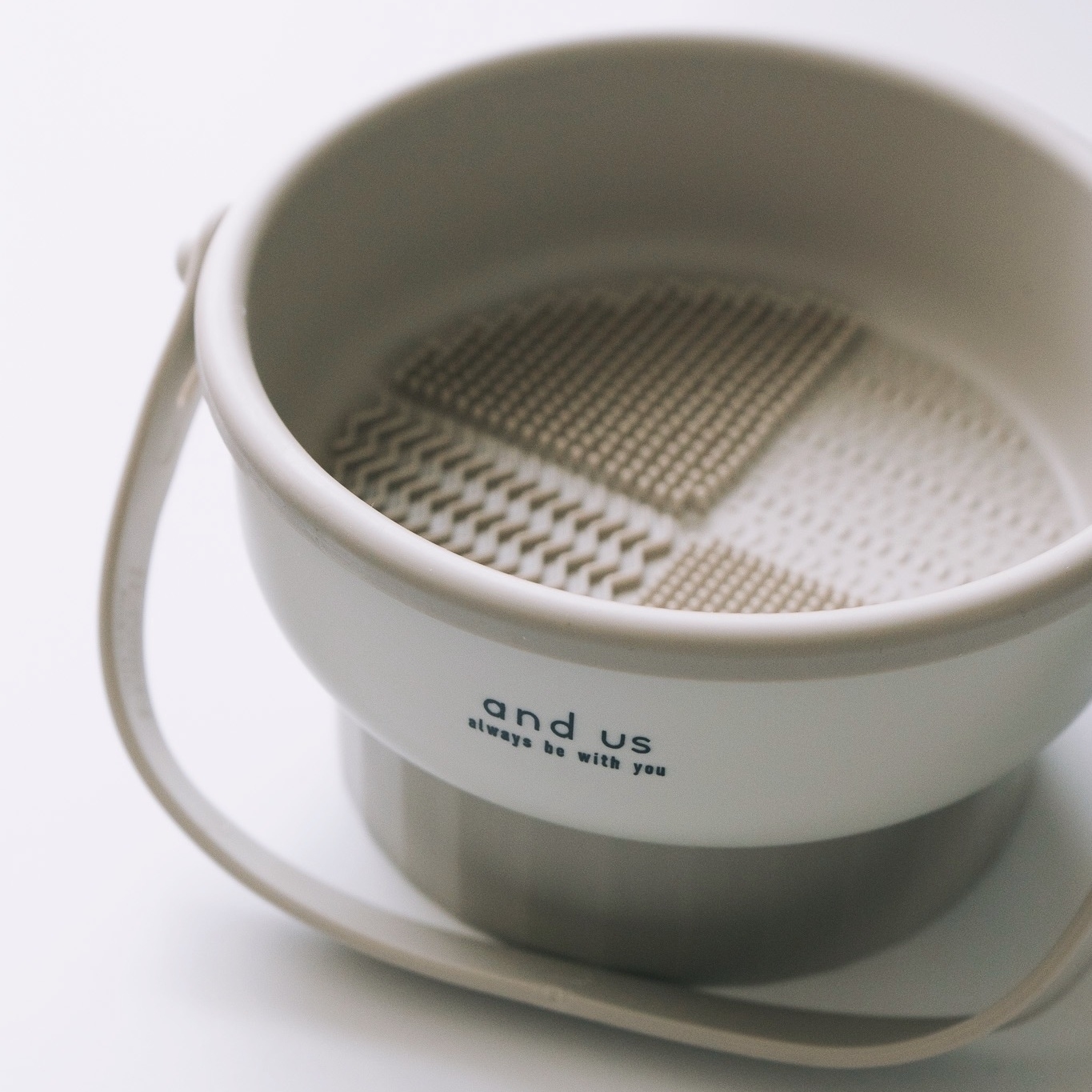 3COINSのおすすめ便利グッズ「メイクブラシクリーナー/and us」