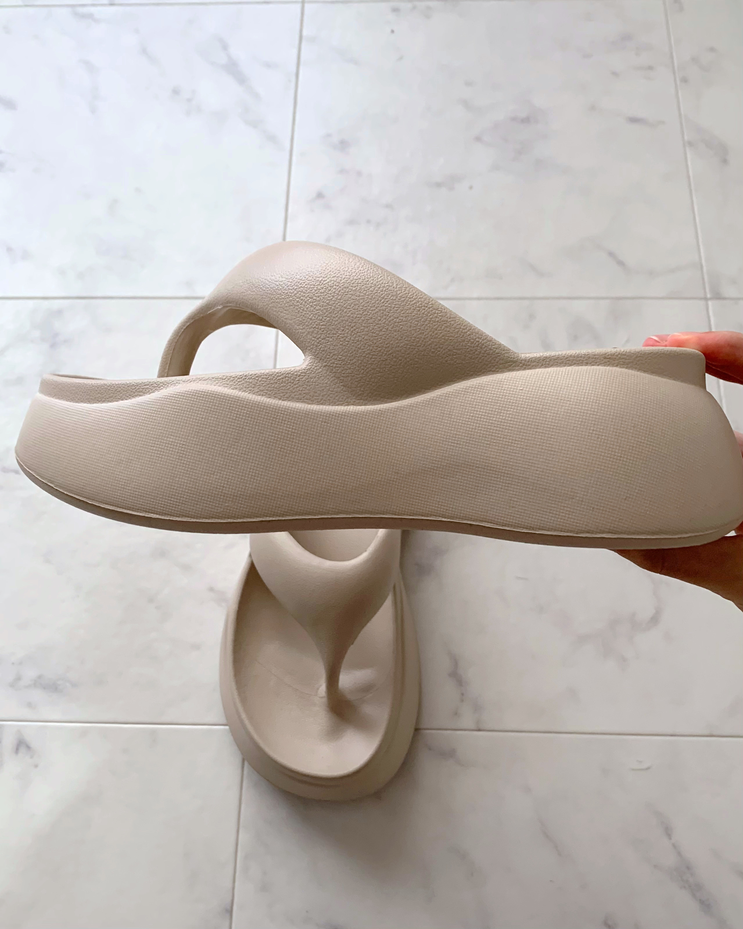 niko and&hellip;（ニコアンド）のおすすめファッションアイテム「オリジナルニコモコトングサンダル」