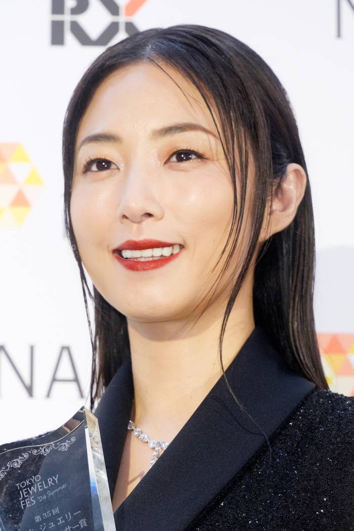 女優の柴咲コウが、東京ジュエリーフェスティバルで賞を受賞し、トロフィーとともに微笑んでいる。