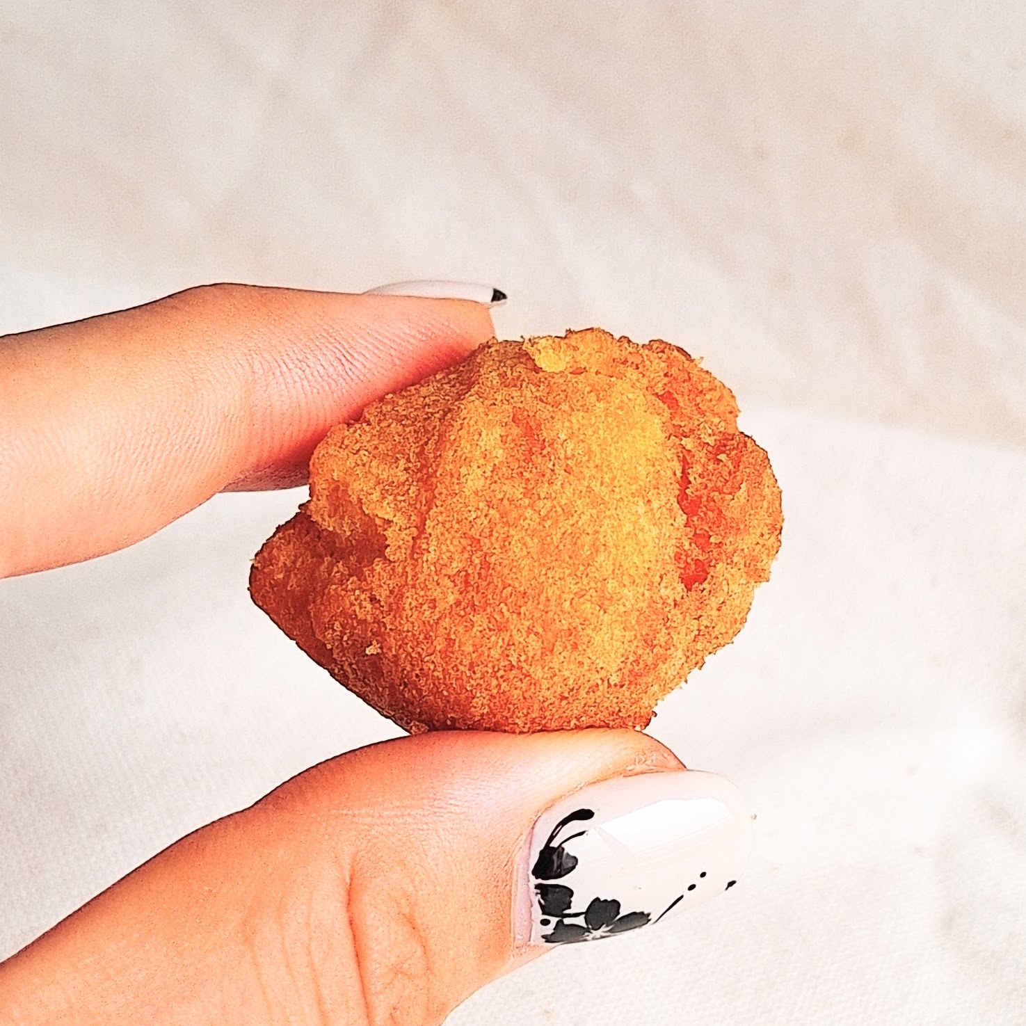 ローソンのおすすめスイーツ「プラントベースの糖質60%オフ レモンドーナツ」