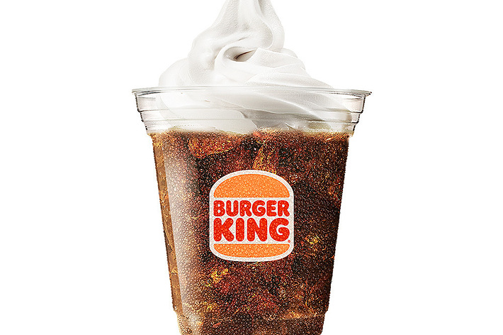 透明なプラスチックカップに入ったバーガーキングのアイスクリームサンデーが映っています。