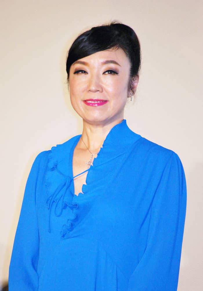 知人の名前はわかりませんが、青いドレスを着た女性が写っています。