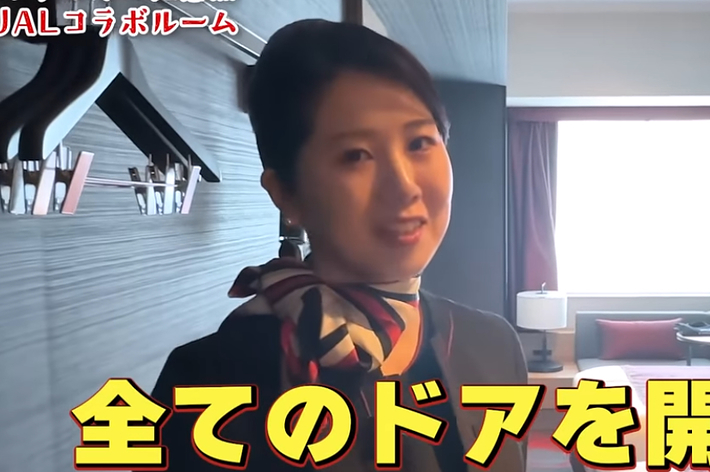 女性スタッフがホテルの部屋を案内し、「全てのドアを閉けて確認しております」と説明している。