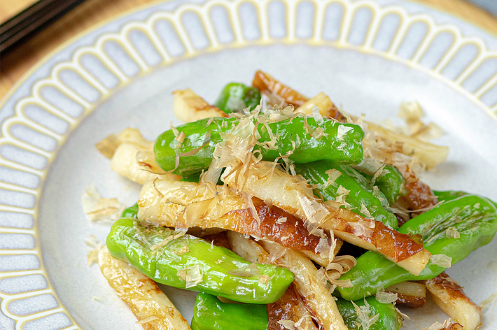 皿に盛られた青唐辛子とちくわの炒め物が並べられています。バックにはお箸が置かれています。