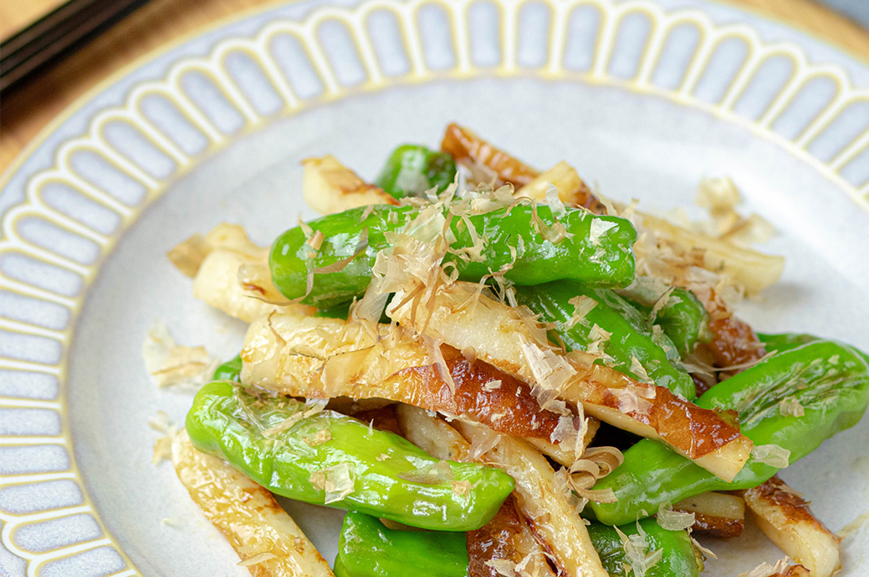 皿に盛られた青唐辛子とちくわの炒め物が並べられています。バックにはお箸が置かれています。