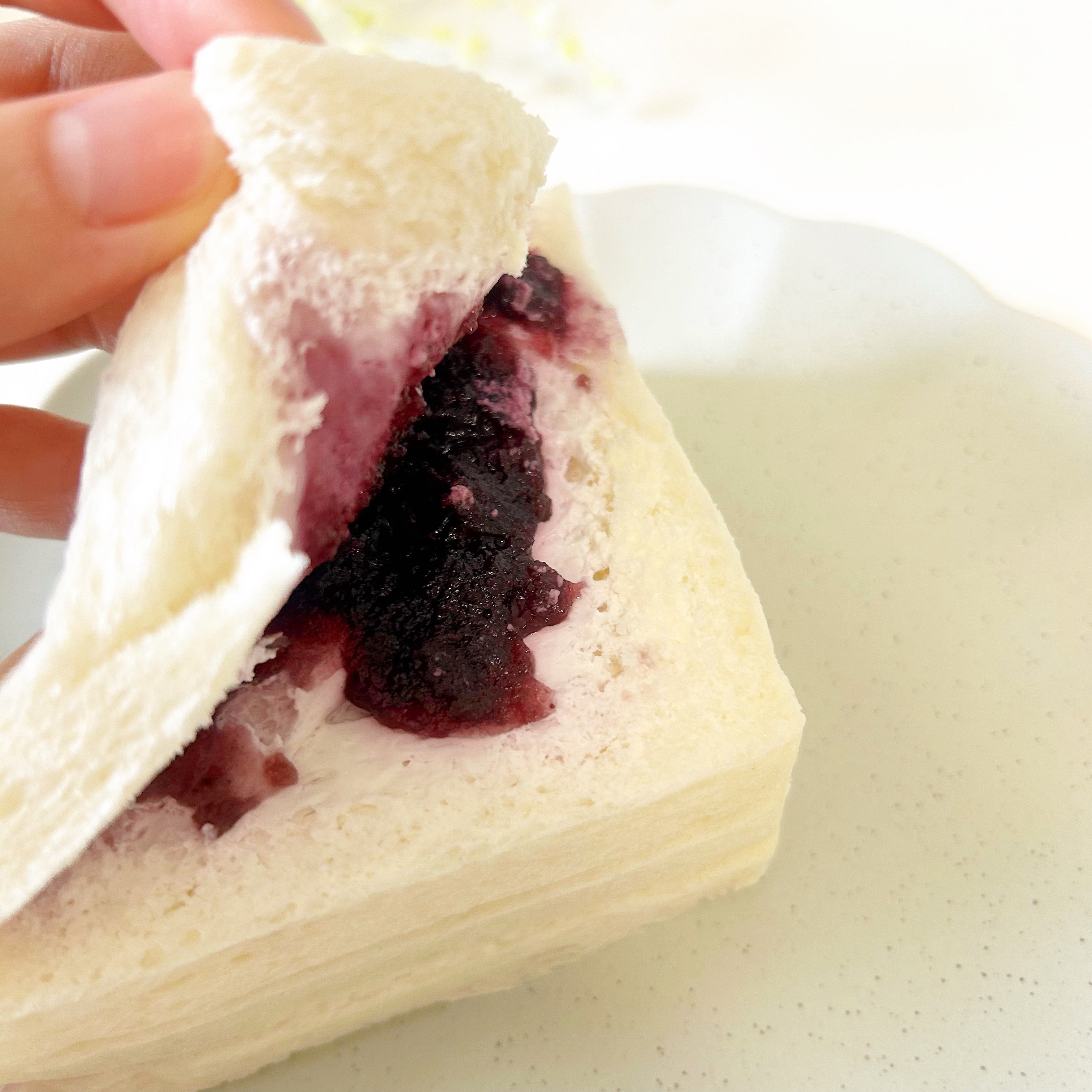 FamilyMart(ファミリーマート)のおすすめサンドイッチ「ブルーベリーとホイップのサンド」