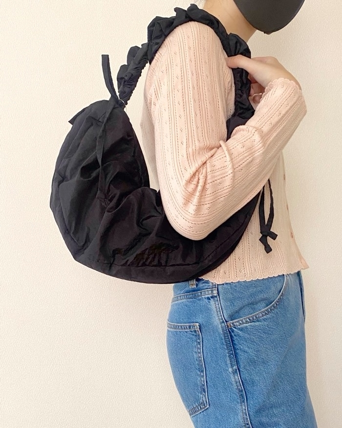 GU（ジーユー）のおすすめファッションアイテム「フリルショルダーバッグ」