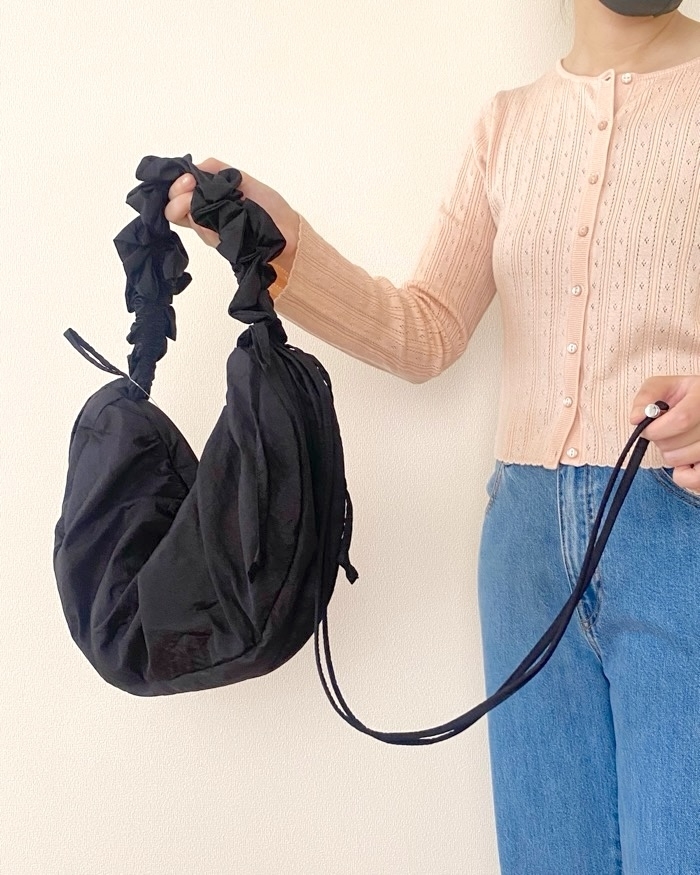 GU（ジーユー）のおすすめファッションアイテム「フリルショルダーバッグ」