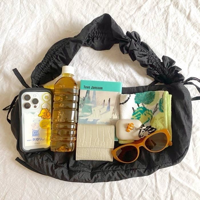 GU(ジーユー)のおすすめファッションアイテム「フリルショルダーバッグ」