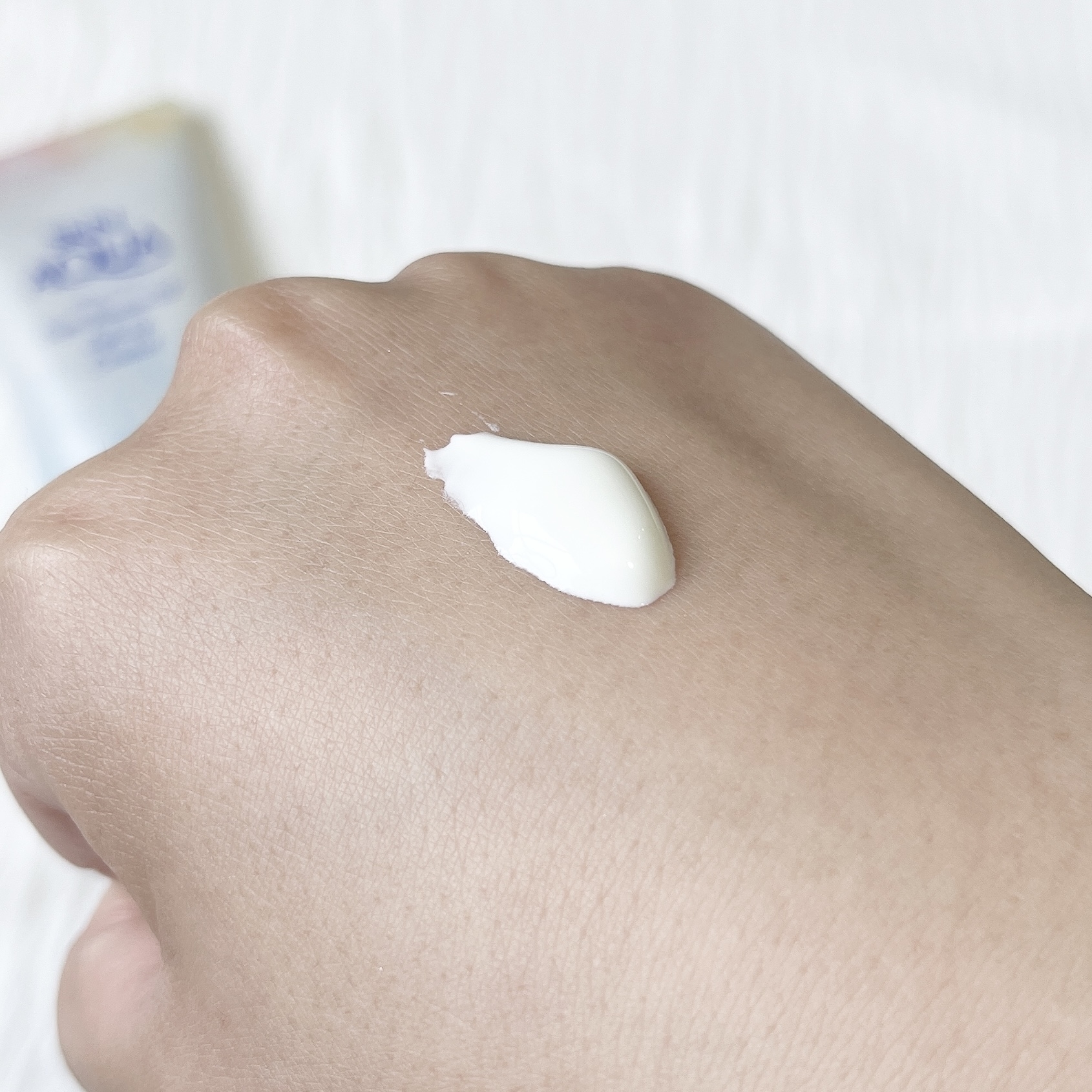 ロート製薬のおすすめ日焼け止め「スキンアクア スーパーモイスチャーUVライトアップエッセンス」