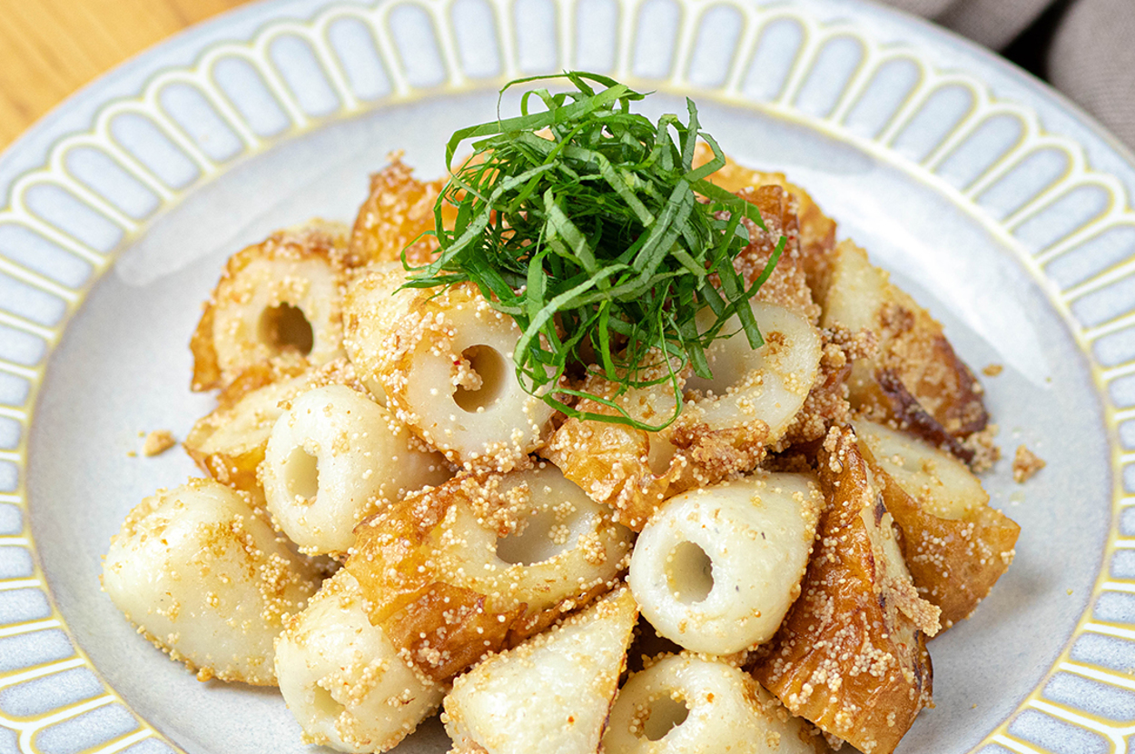 お皿に盛り付けられた明太ちくわと大葉の料理。