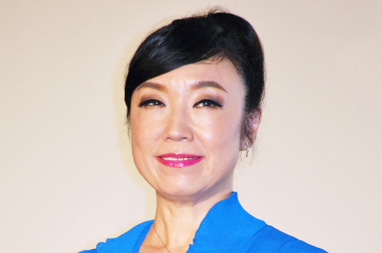 キム・カーダシアンが青いエレガントなワンピースを着てポートレート撮影。