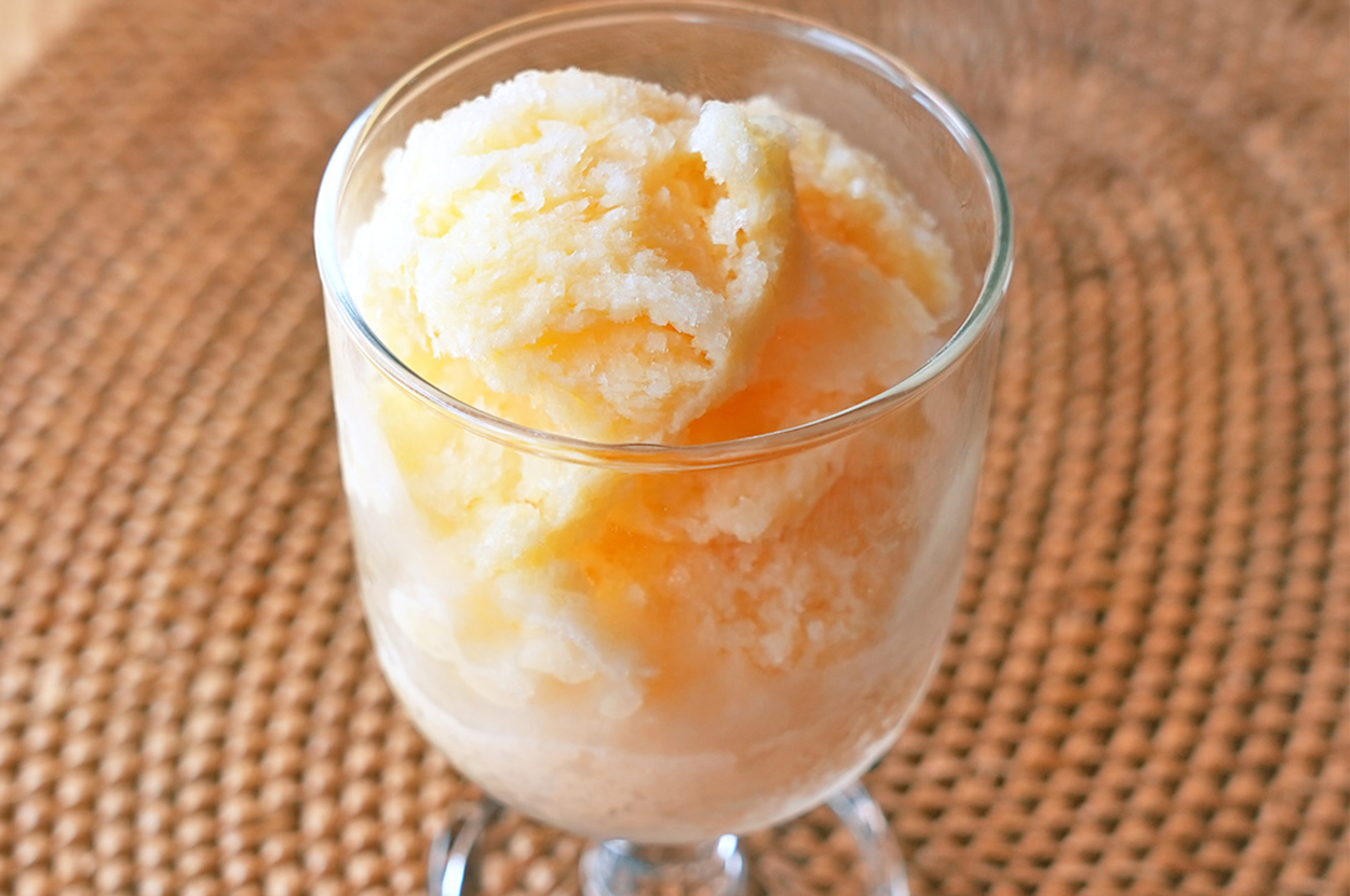 グラスに入ったシャーベットとスプーンがテーブルに置かれている。