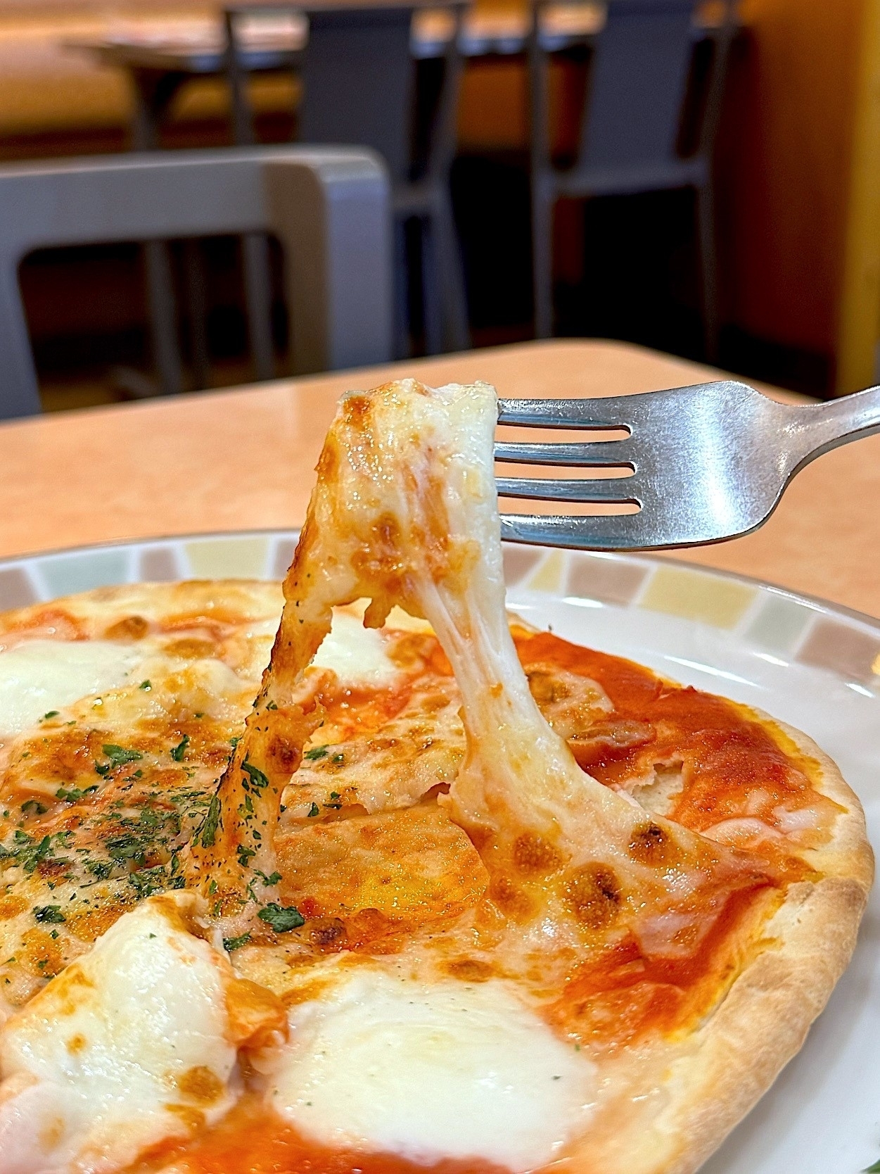 サイゼリヤのおすすめフード「バッファローモッツァレラのマルゲリータピザ」