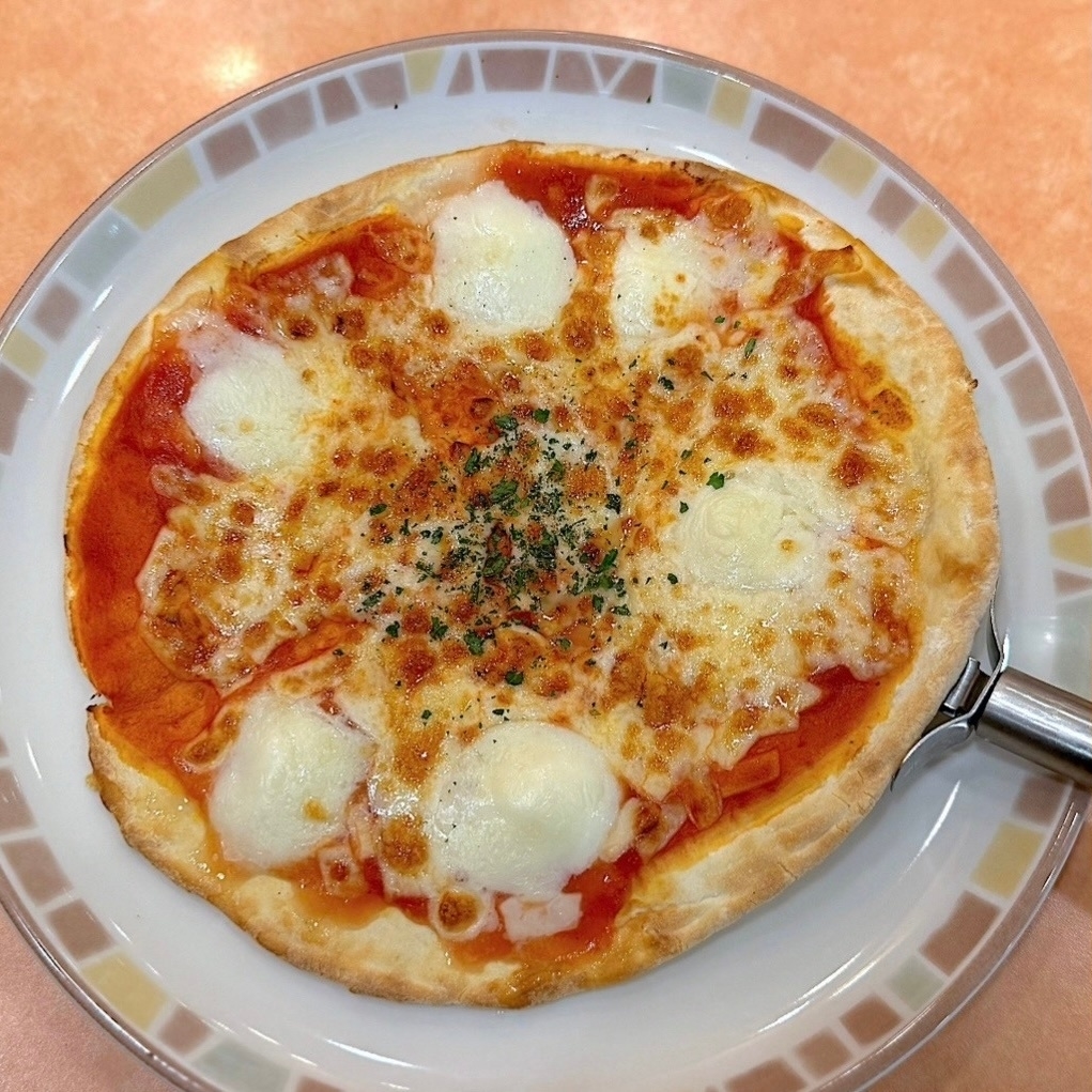 サイゼリヤのおすすめフード「バッファローモッツァレラのマルゲリータピザ」