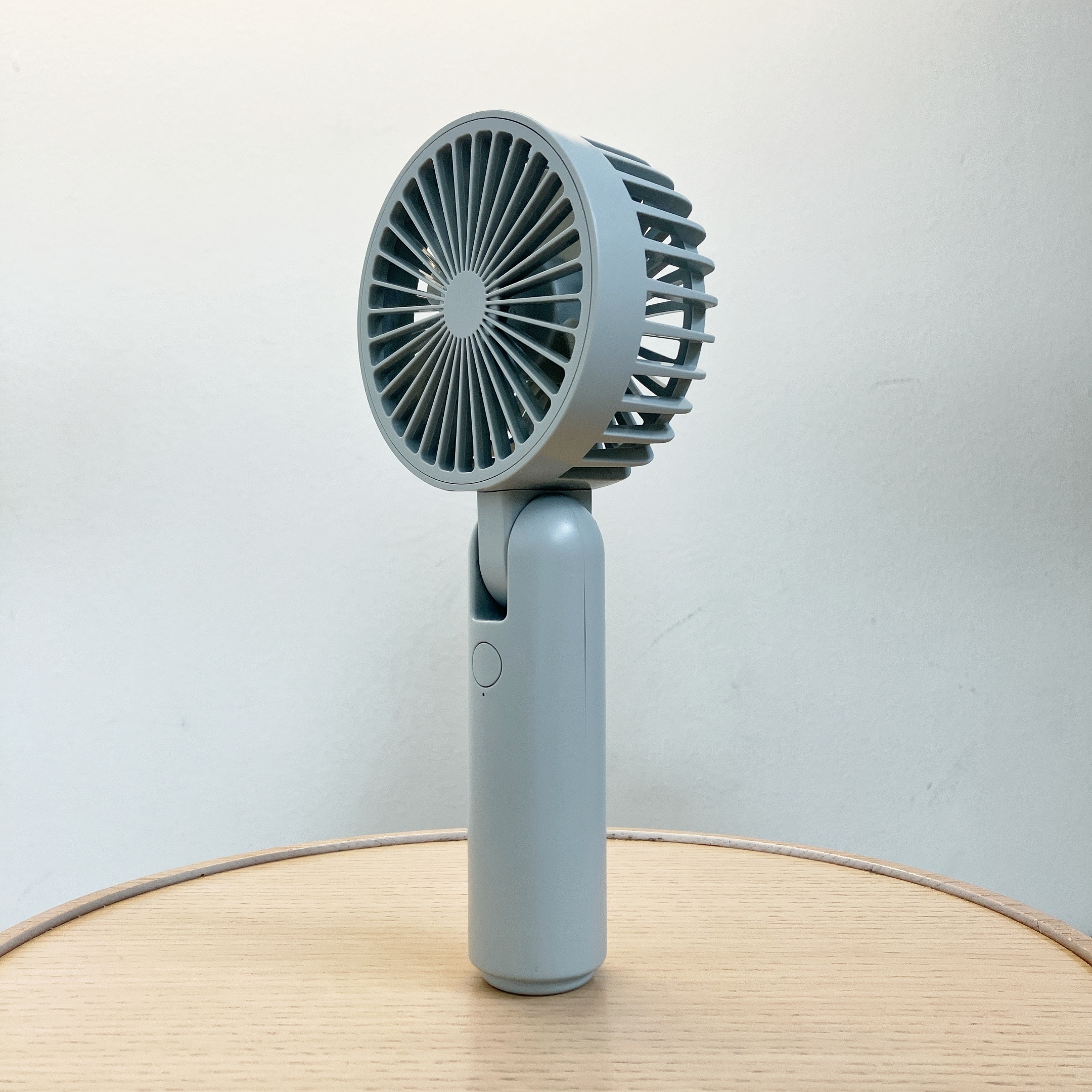 3COINS(スリーコインズ)のおすすめ夏グッズ「スタンド付きハンディファン」