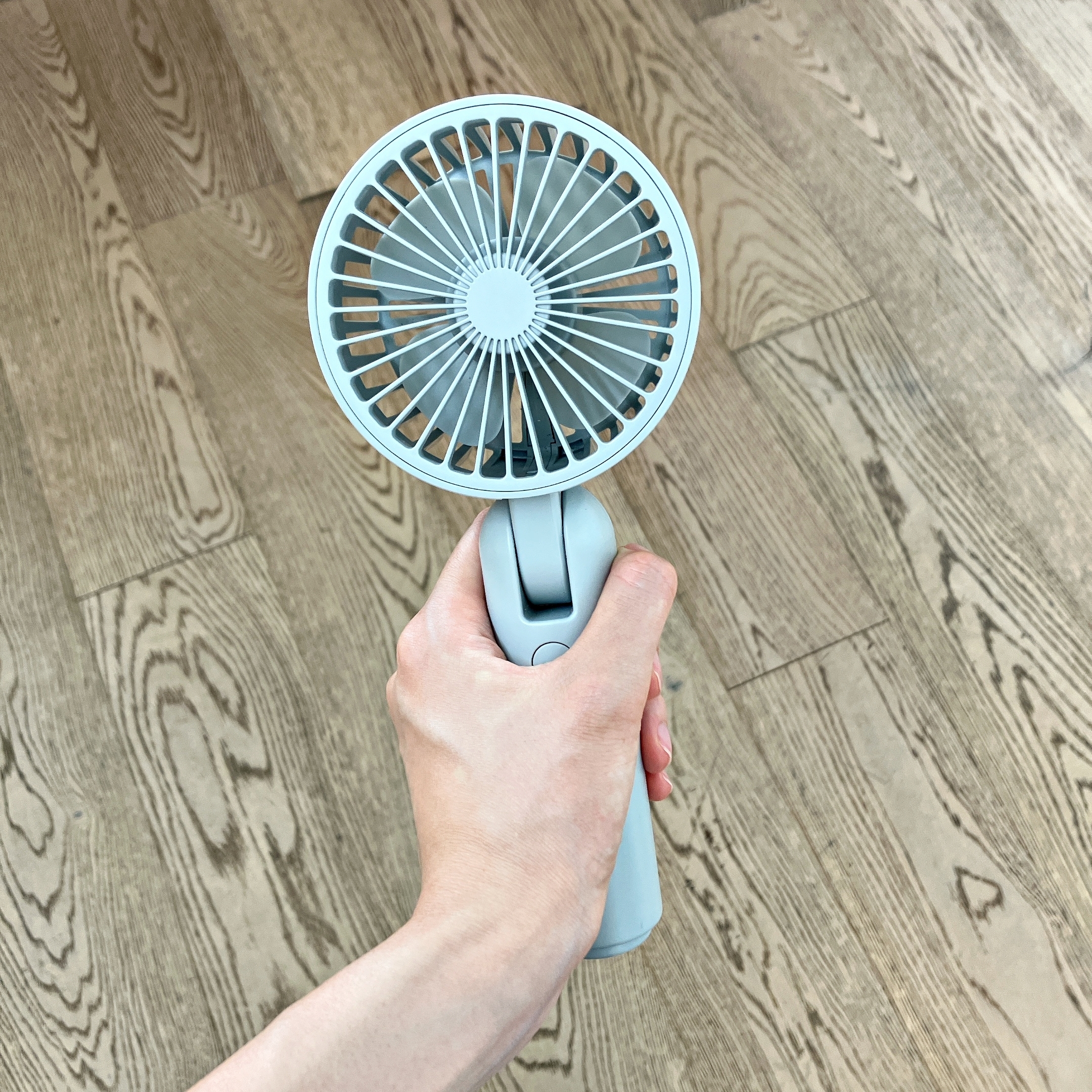 3COINS(スリーコインズ)のおすすめ夏グッズ「スタンド付きハンディファン」