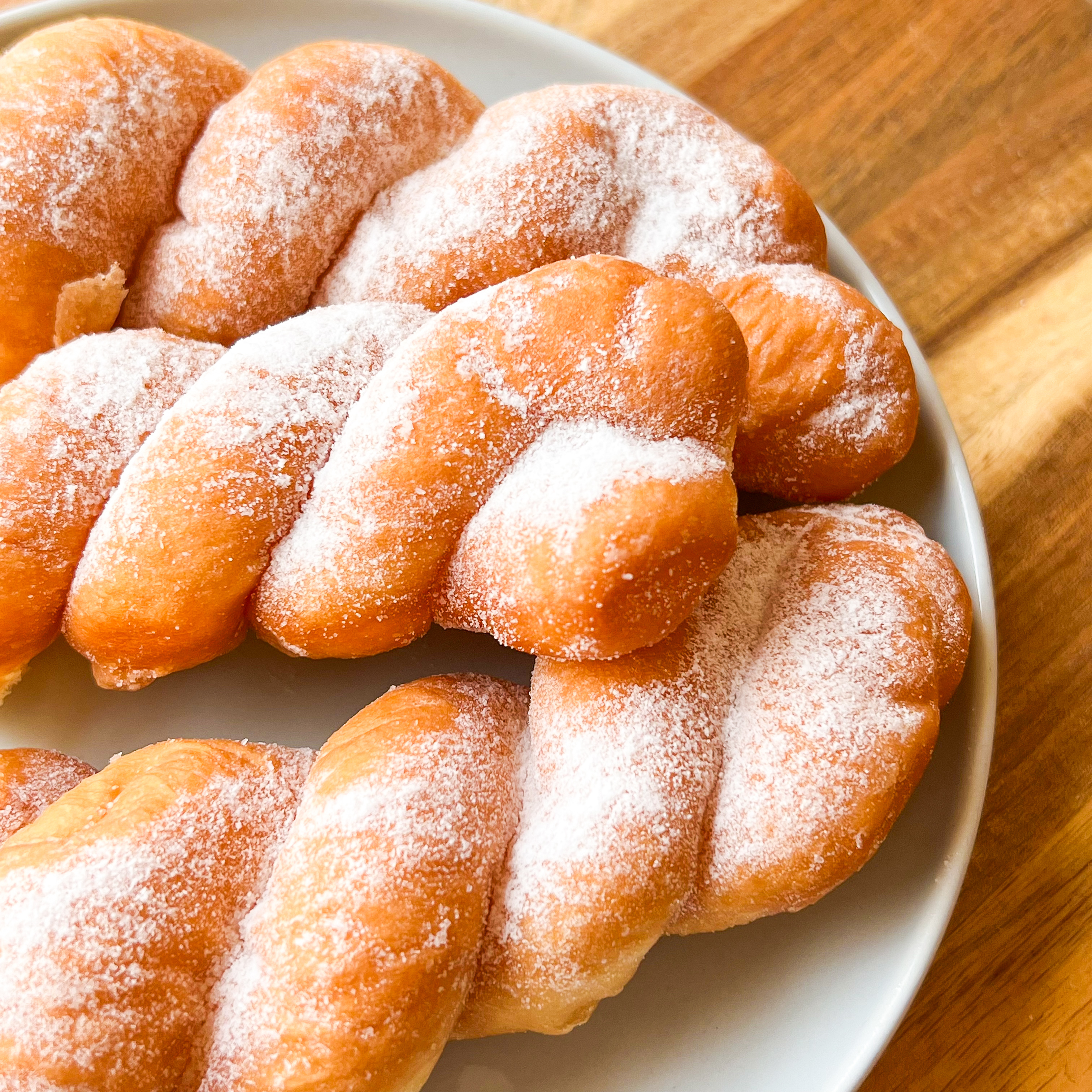 セブン-イレブンのおすすめ商品「ツイストドーナツ沖縄黒糖3個」