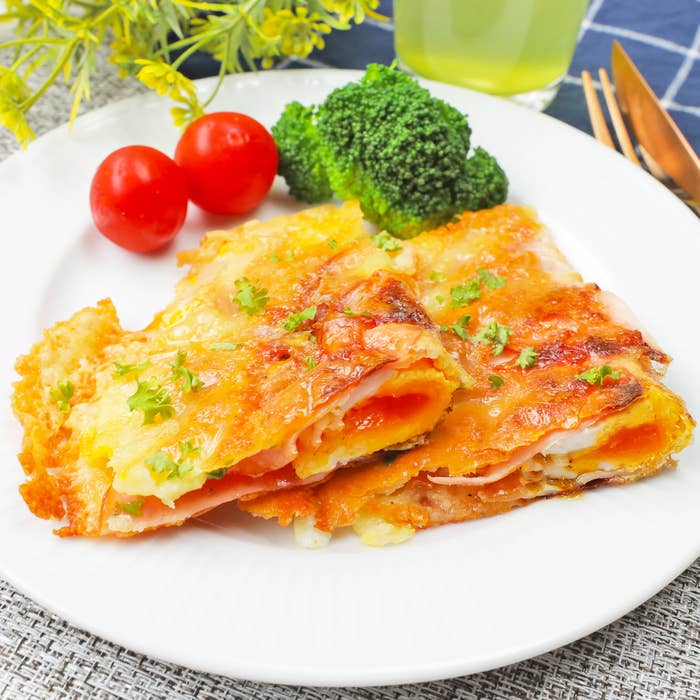 料理のプレート、横にはブロッコリーとミニトマトが添えられています。