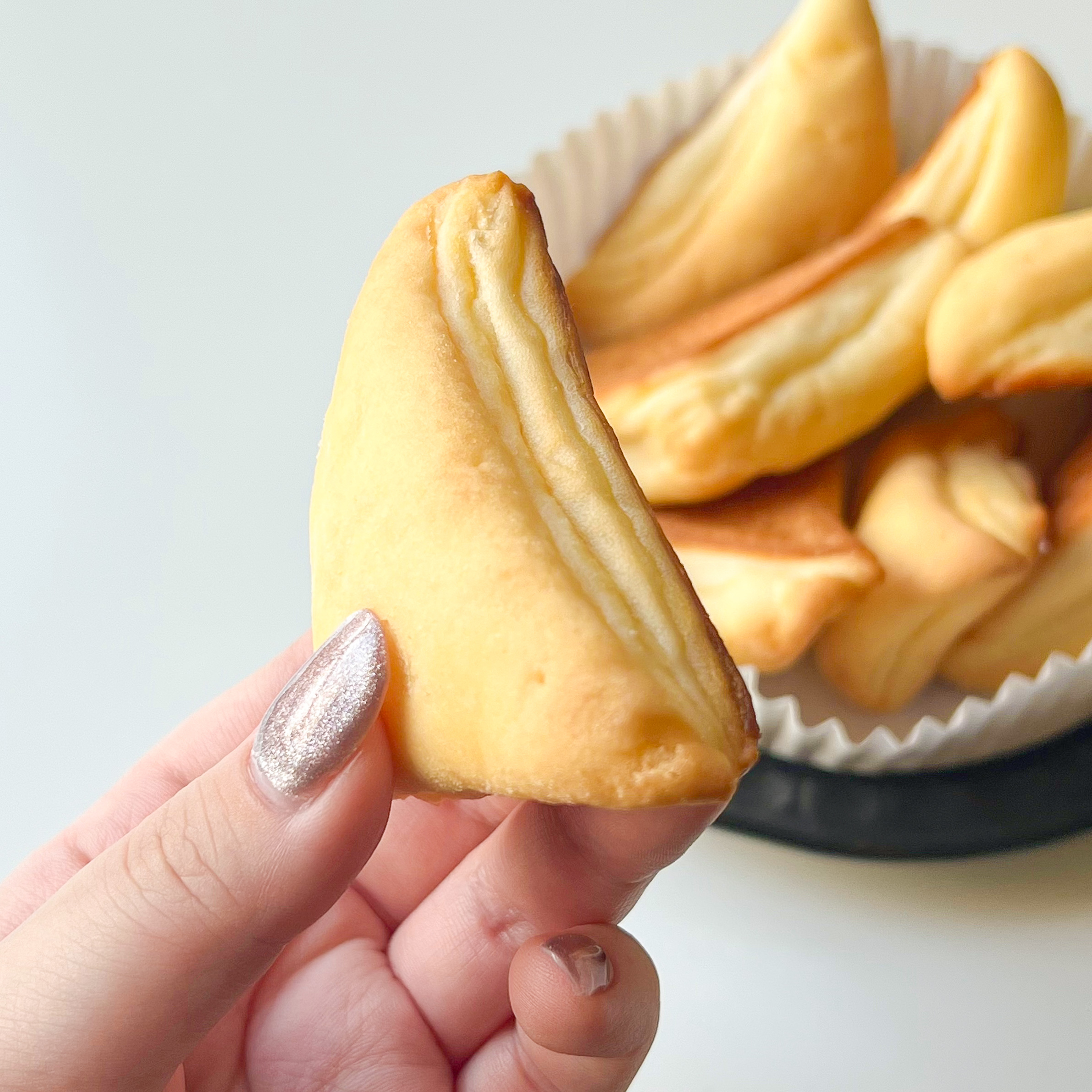 セブン-イレブンのおすすめの商品「さんかくパンバター8個入」