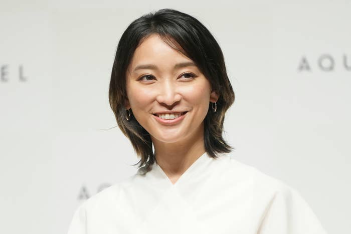 一人の女性がイベントで話している姿。名前は不明です。