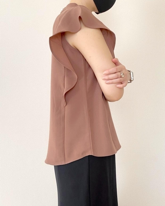 GU(ジーユー)のおすすめのレディースアイテム「ラッフルスタンドカラーブラウス(半袖)Z+E」