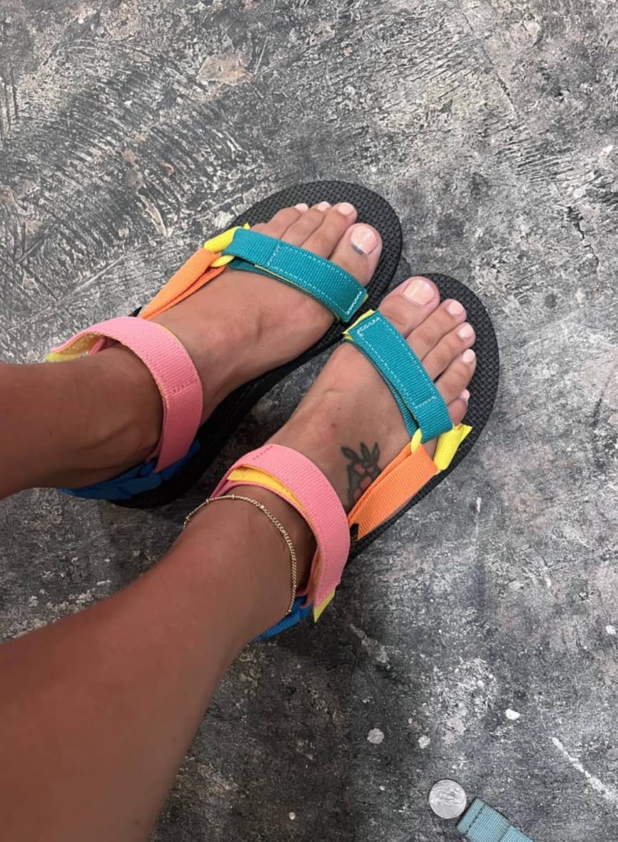 27 Best Sandals For Wide Feet That Are Comfy Cute