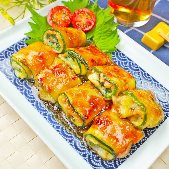 日本料理のプレートに盛られたズッキーニのロール。