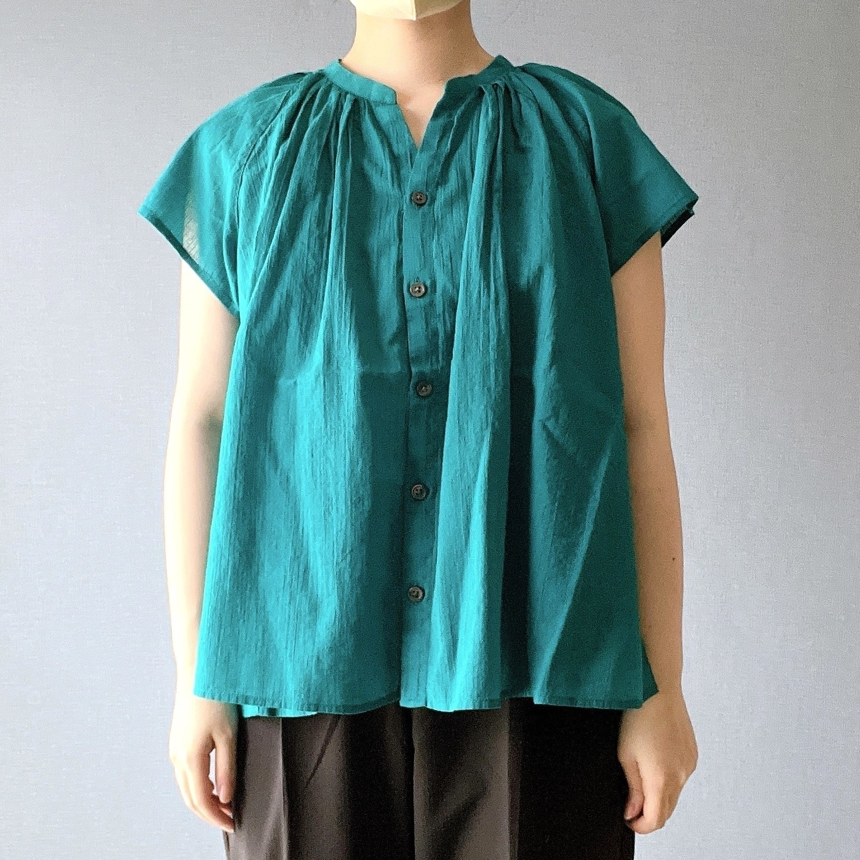 無印良品のおすすめトップス「婦人 強撚ボイル フレンチスリーブブラウス」