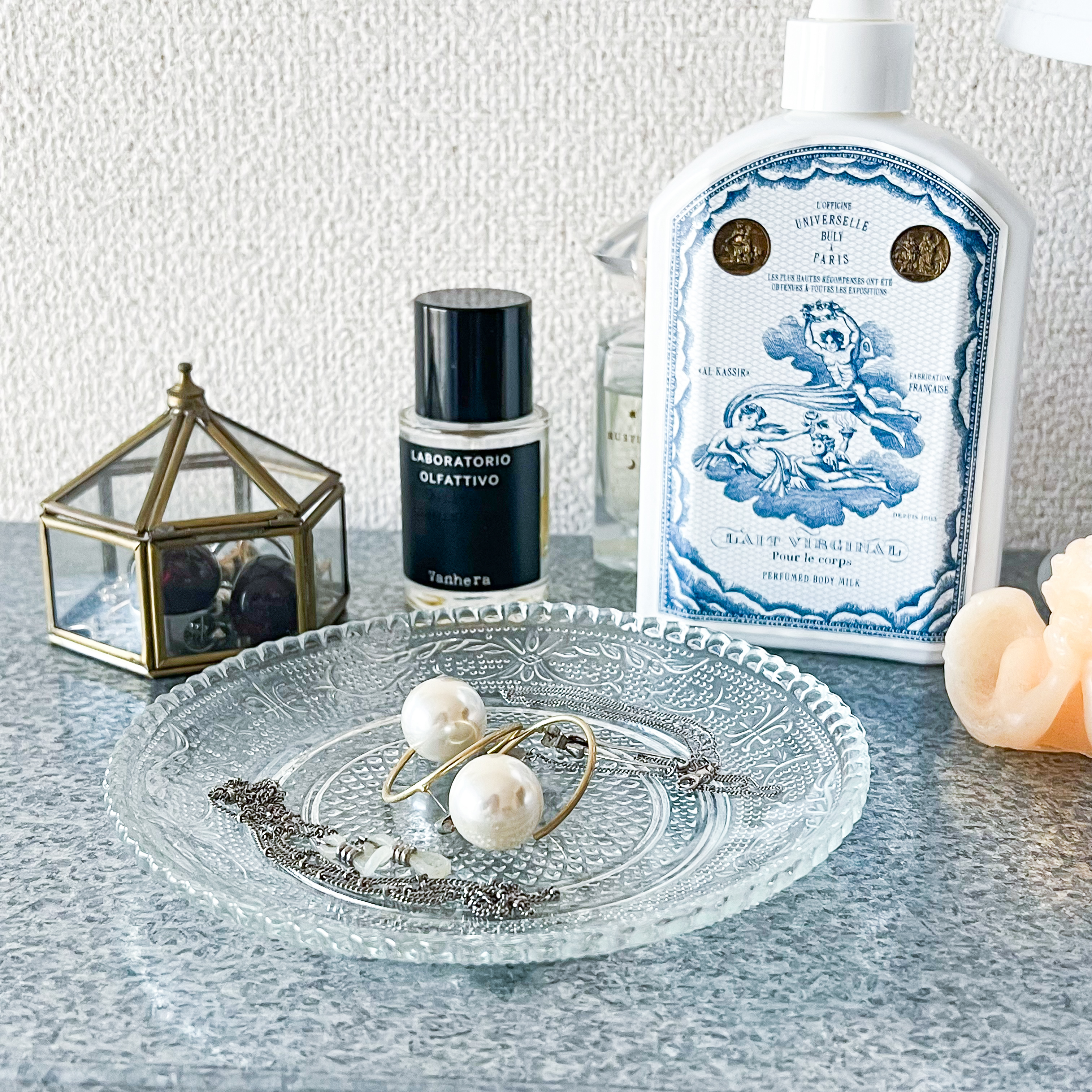 Seria(セリア)のおすすめ商品「ガラスプレート アラベスク」