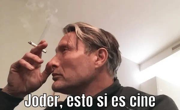 Mads Mikkelsen fumando con la frase "Joder, esto sí es cine" abajo