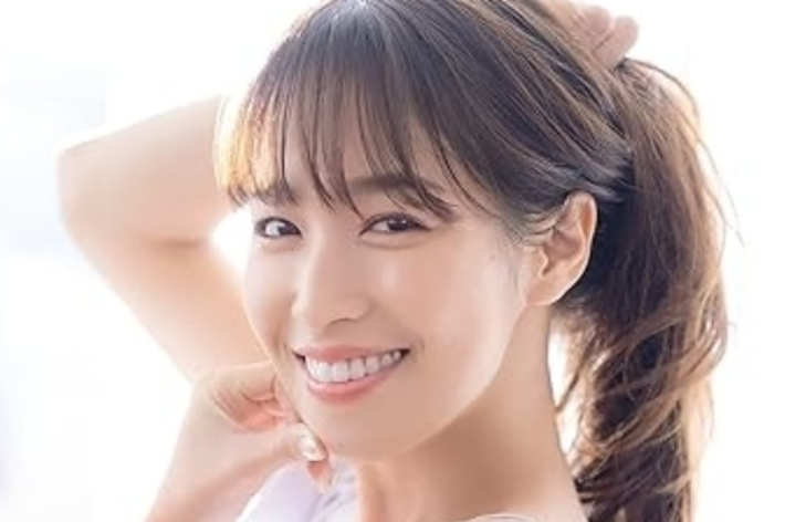 鷲見玲奈さんが片手で髪を持ち上げながら微笑んでいる写真。下部に「鷲見玲奈 Birthday Calendar 2021.05-2022.04」と書かれている。