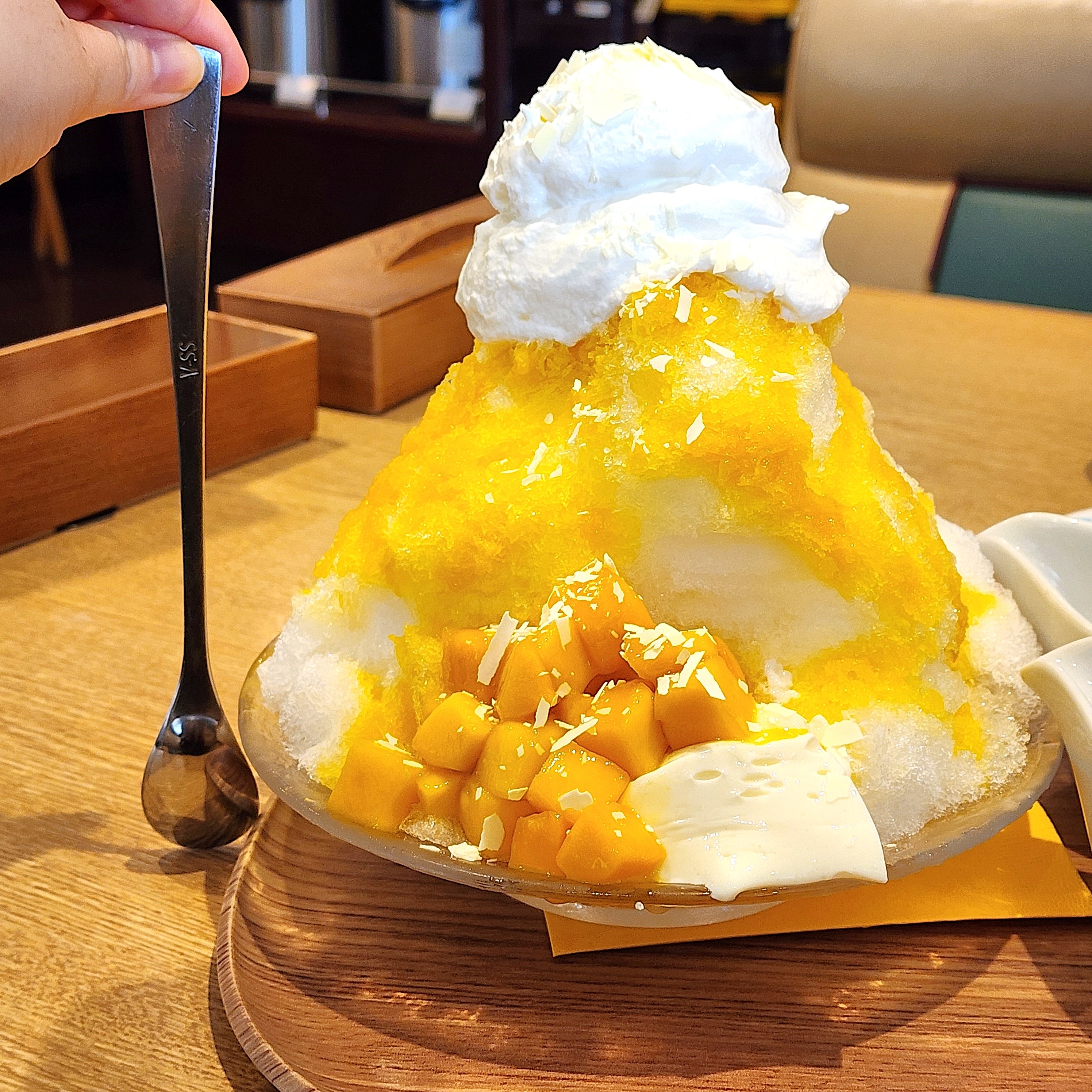 ココスのおすすめスイーツ「純氷ふわふわかき氷マンゴー~杏仁豆腐添え~」