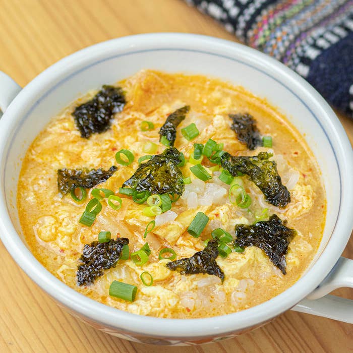 白い器に入ったクリーミーなスープ。海苔とネギがトッピングされている。