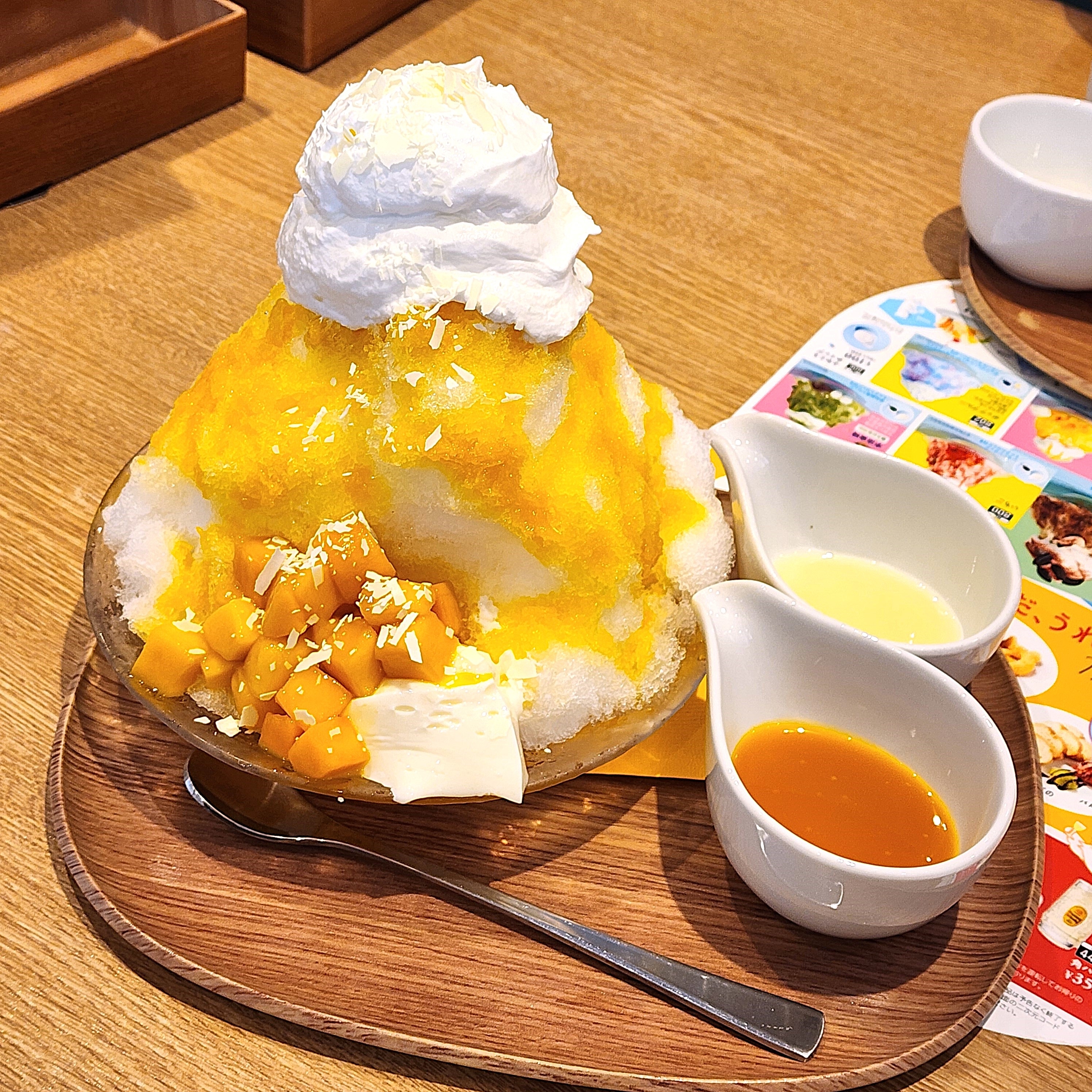 ココスのおすすめスイーツ「純氷ふわふわかき氷マンゴー~杏仁豆腐添え~」