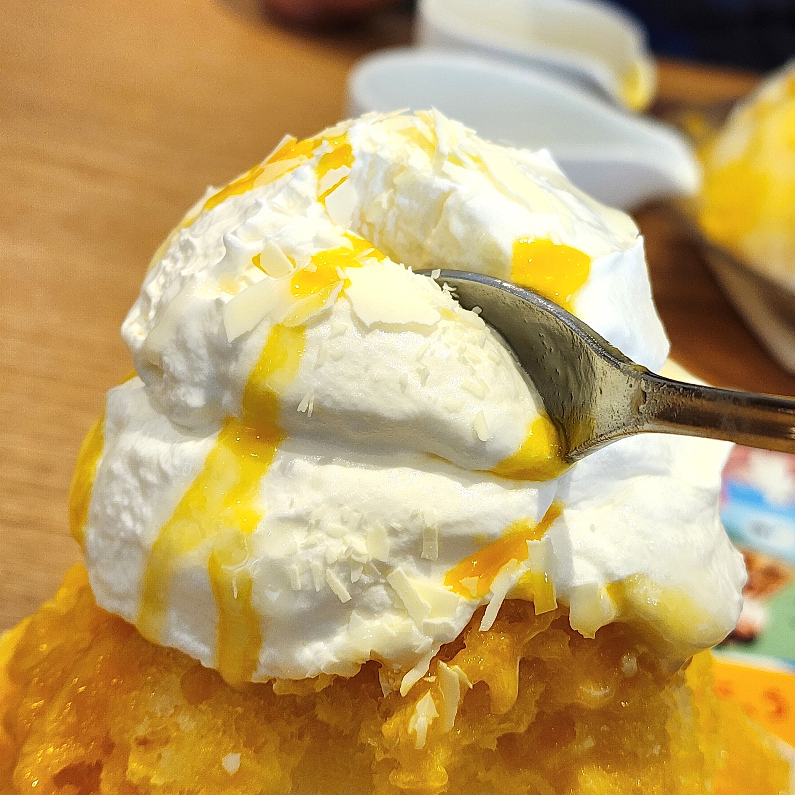 ココスのおすすめスイーツ「純氷ふわふわかき氷マンゴー~杏仁豆腐添え~」