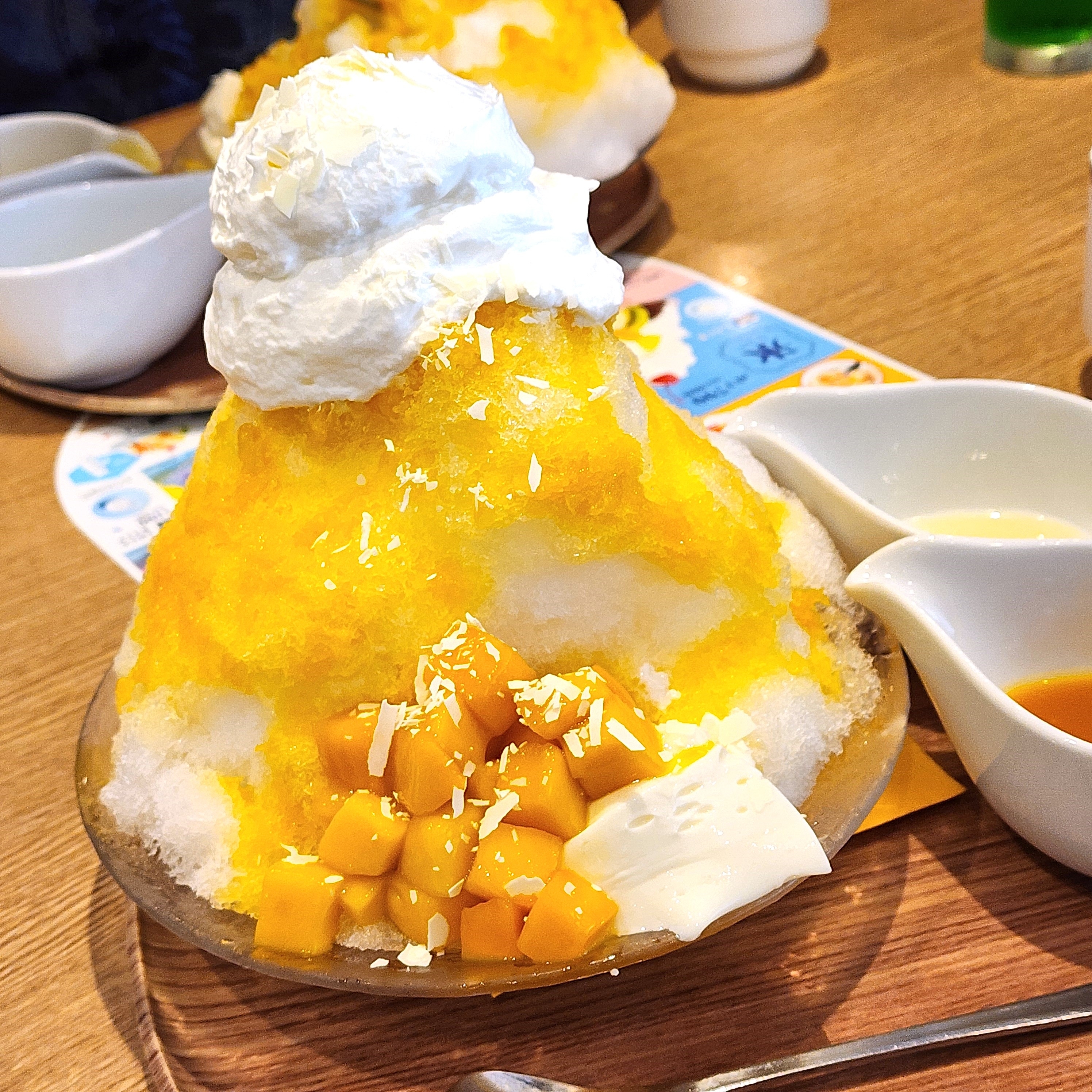 ココスのおすすめスイーツ「純氷ふわふわかき氷マンゴー~杏仁豆腐添え~」