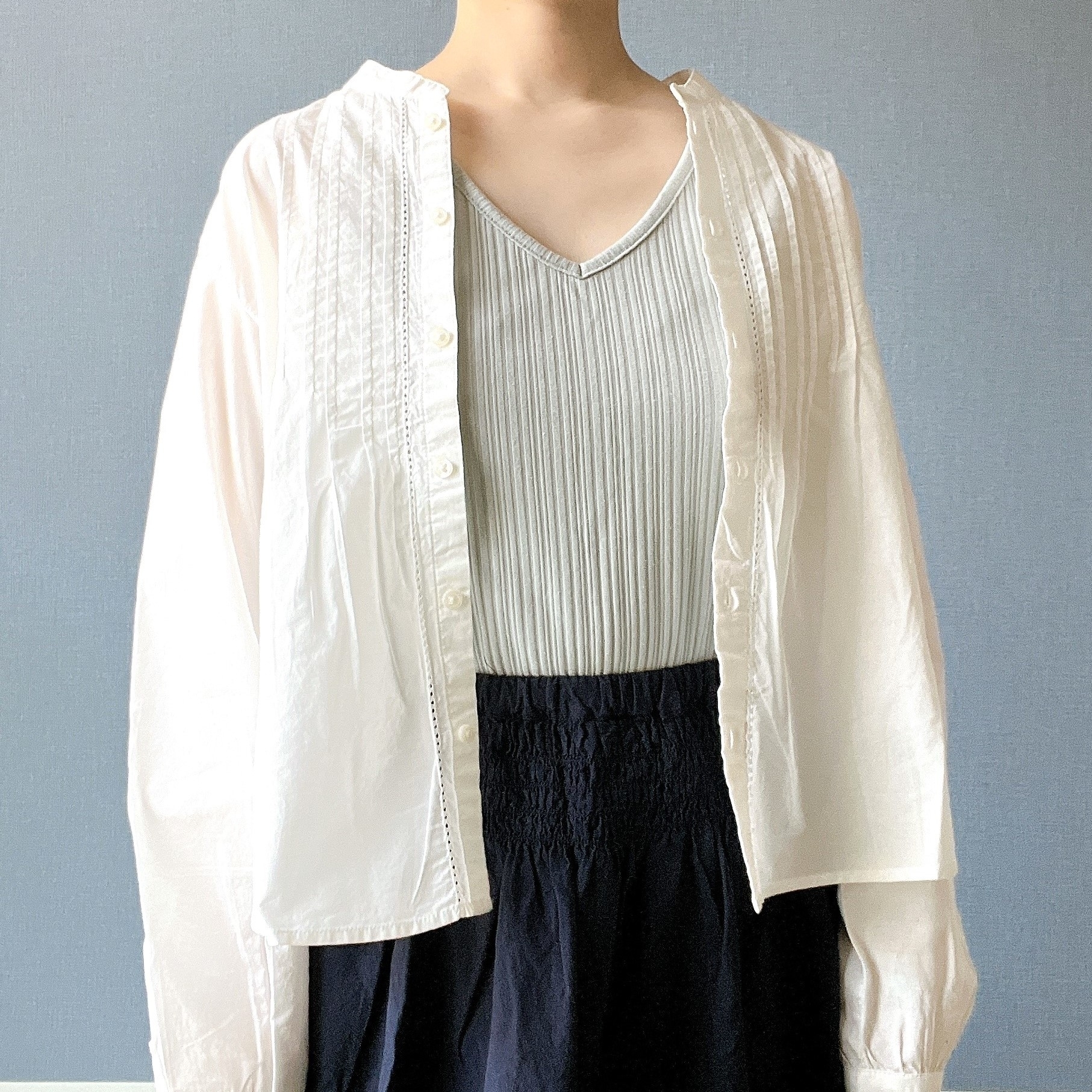 無印良品のおすすめファッションアイテム「婦人 綿ボイル 長袖ブラウス」