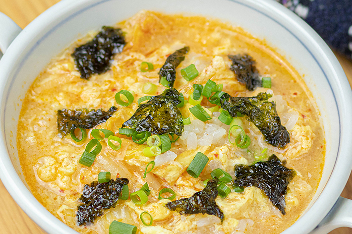 白い陶器に盛られたスープ。海苔、ネギ、卵が浮いている