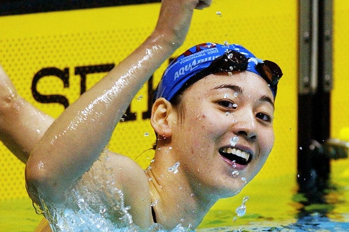 水泳の大会で泳ぎ終えた競泳選手の喜びの様子。