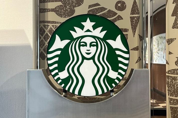 スターバックスのロゴが描かれた表示板。