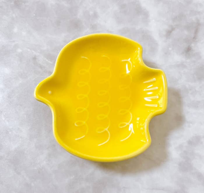 DAISO(ダイソー)のおしゃれ食器「豆皿(とり、イエロー、約8cm)」